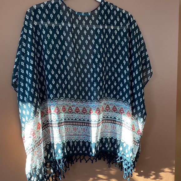 Maurices ladies beautiful wrap in size small with gorgeous print and fringe. - Picture 2 of 8